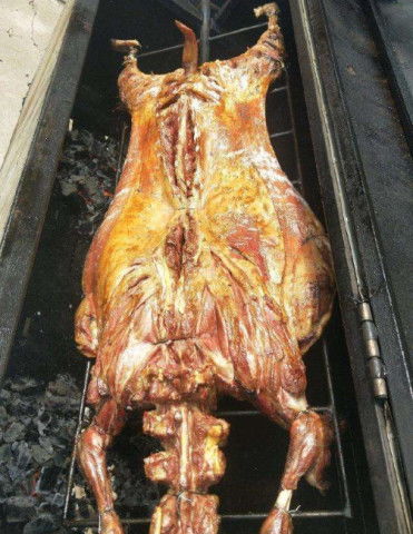 小伙去農村吃 烤全羊 ,15斤花了900元,結賬時 當我傻