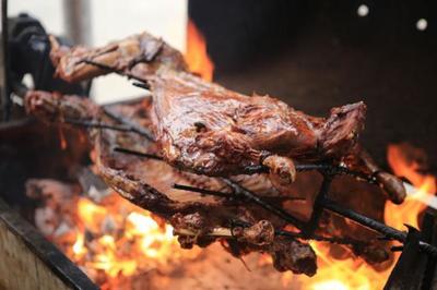 8-10人聚會套餐:烤全羊+8份涼菜+四菜一湯+面點+果盤