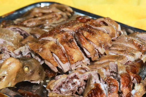 膻 動靈魂 ▎表皮酥脆 內(nèi)里鮮嫩的烤全羊新鮮出爐 這個周末去 lo喂