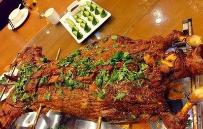 公司年底聚餐, 這一只烤全羊花費(fèi)了1800塊, 你們覺(jué)得值這錢(qián)嗎