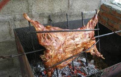 農(nóng)村烤全羊現(xiàn)場,動靜整的有點大