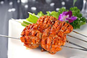 回民烤羊系列:烤羊排、烤羊腿、烤羊腰、烤羊肉串、羊湯/+烤全羊 輔助產品:烤脆骨、烤雞爪、烤魚、烤牛排、特色烤素菜(金針菇、韭菜、土豆等)、烤海鮮、特色涼拌菜(涼拌毛豆、涼拌黃瓜、涼拌三絲等) 椒鹽味、孜然味、香辣味、麻辣味