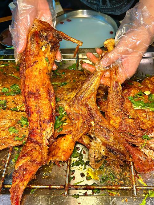 不用去郊區,在南坪步行街就能吃到烤全羊!