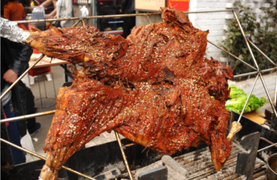 10個人吃烤全羊,一只小羊都沒吃完