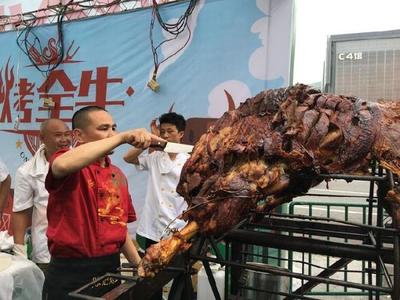 社區烤羊走過18年 烤全羊生意大不如前，羊老板們開始“不務正業”