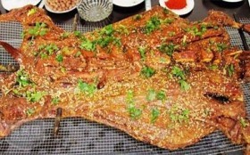 鄭州登封正宗烤全羊培訓總部天天爆滿，傳統美食引熱潮