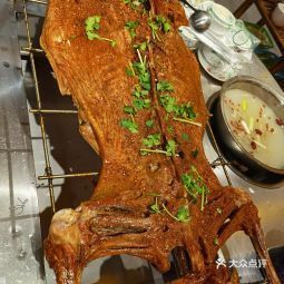 品味新疆風情 老回疆烤全羊南坪店的美食體驗